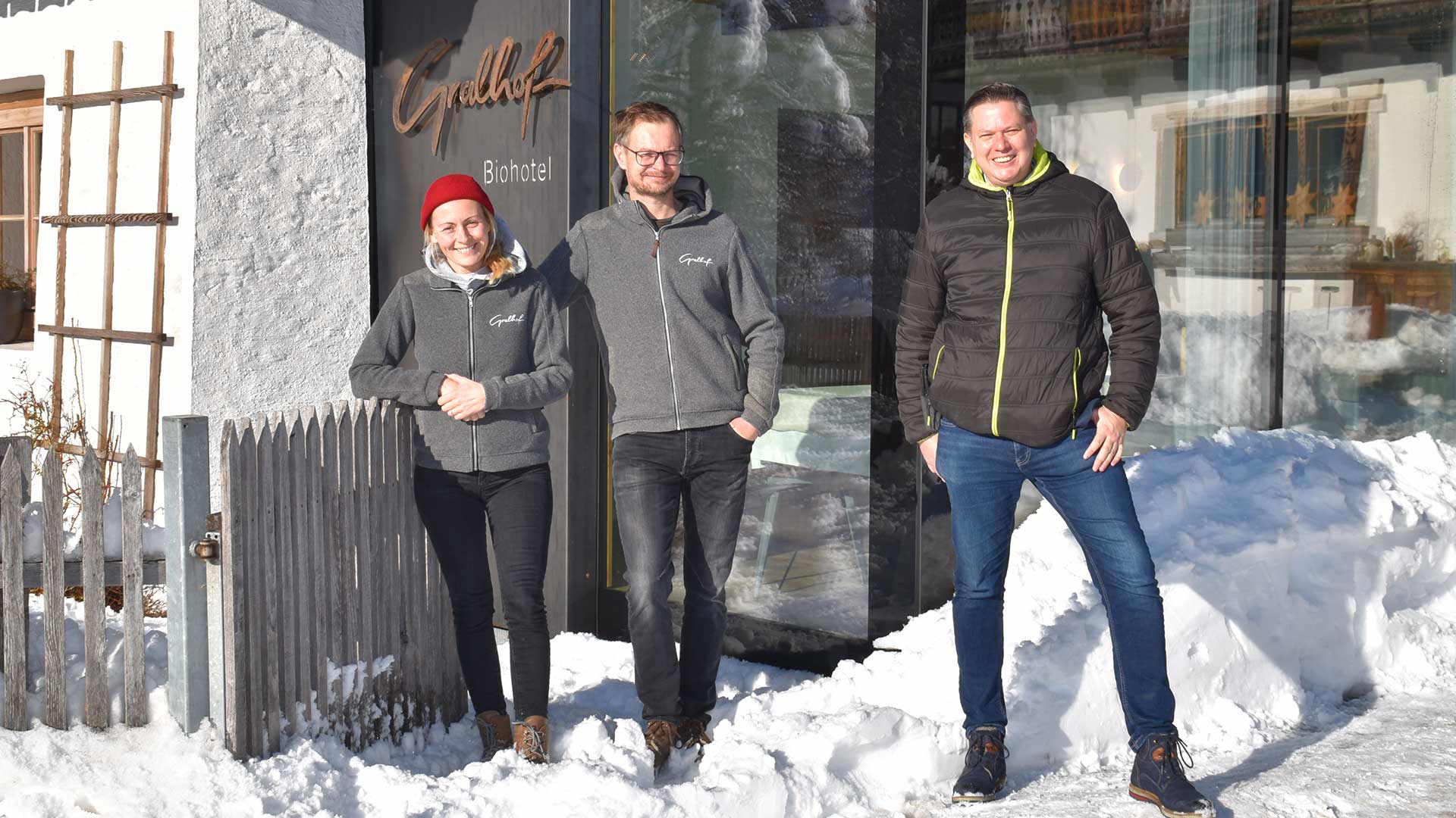 Corinna und Michael Knaller mit asut-Kundenbetreuer Oliver Kremmer vor dem Gralhof am Weissensee