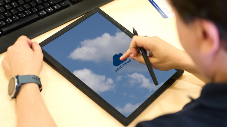 Mitarbeiter tippt am Tablet die asut.cloud an