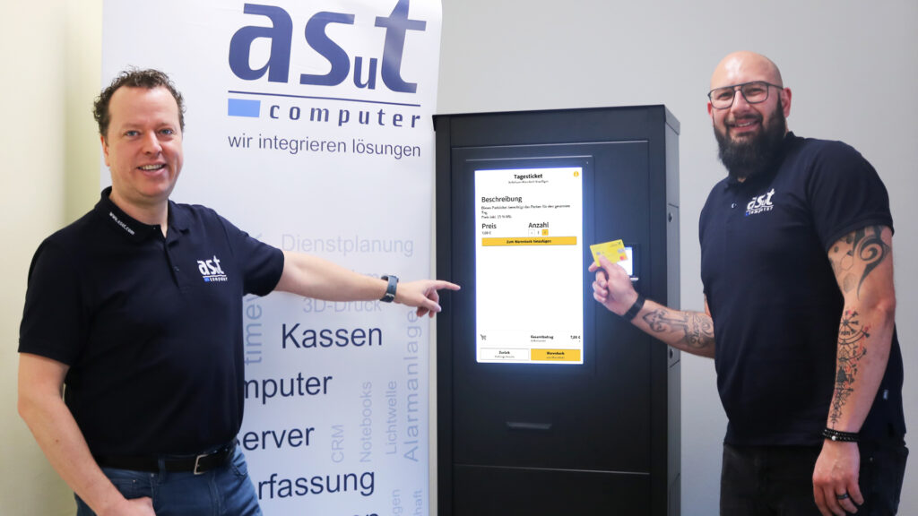 asut-Mitarbeiter vor dem Ticket/Parkautomat