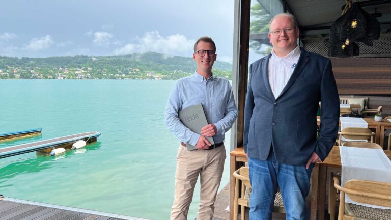 Hoteldirektor Philipp Slama und asut Kundenbetreuer Peter Ranner