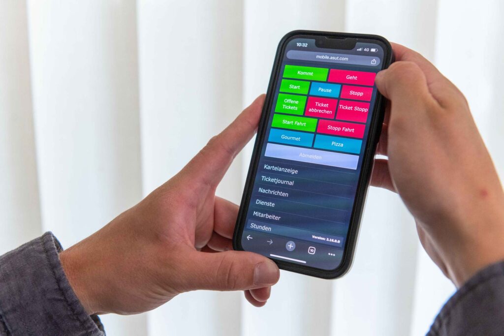 Zwei Hände halten ein Smartphone mit der mobilen Zeiterfassungssoftware Timework von asut Computer.